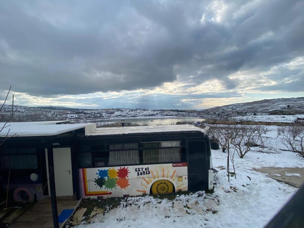 The Bus Apartment Majdal Shams Bagian luar foto